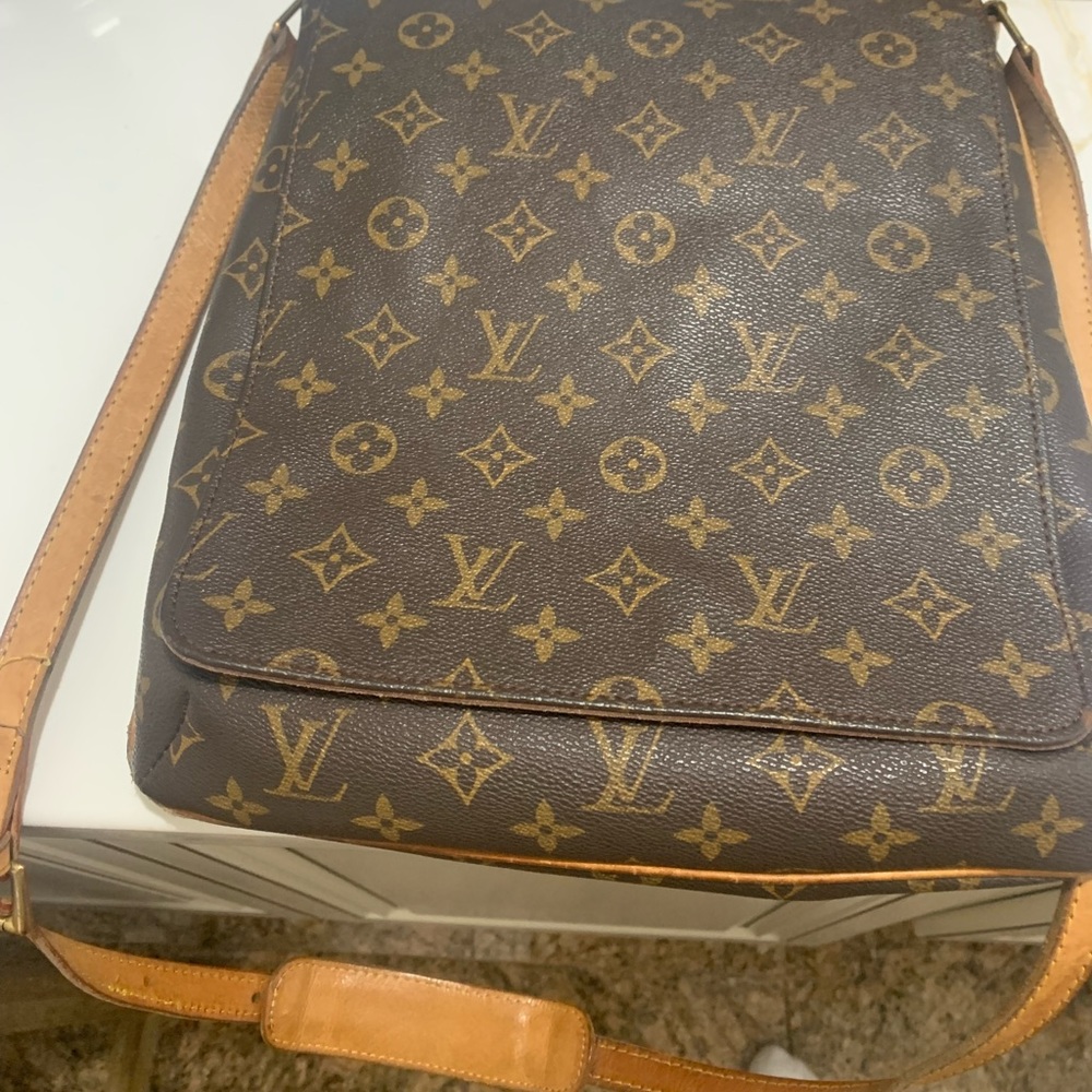 LV bag vintage old bag with worn off tags. In good shape.